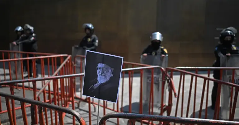 মার্কিন কনস্যুলেটের সামনে আয়াতুল্লাহ আলী খামেনির প্রতিকৃতি